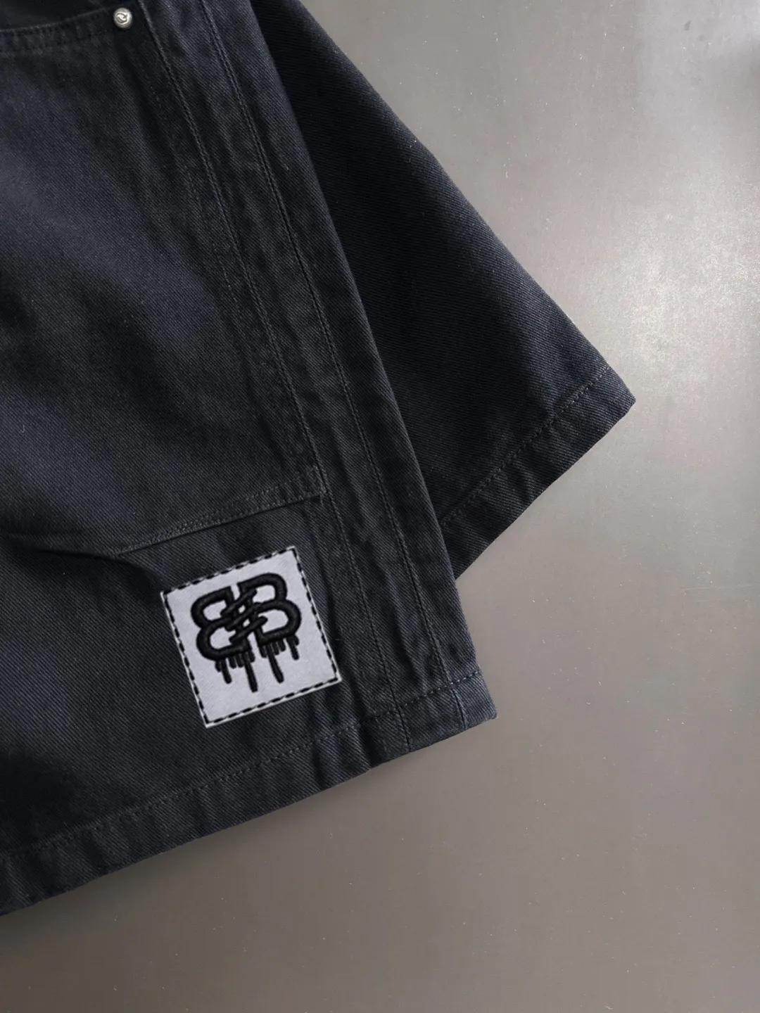 Next day shipment P160 Premium Balenciaga 2026 Spring/Summer New Arrival elastic band casual shorts, counter-customized fabrics Breathable, high comfort, impeccable details, brand element design concept, reflecting high quality. It feels delicate and soft! It presents a casual cut and the upper body shape is great! Sizes:S-3XL